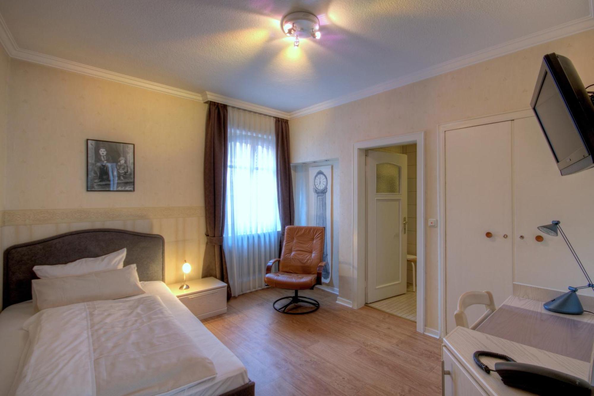 Hotel Zum Goldenen Stern Pruem Bagian luar foto